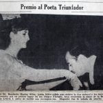Premiación de manos de la Reina Leticia I al Dr. Desiderio Macías Silva