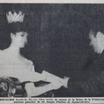 Premiación de manos de la Reina Leticia I al Dr. Desiderio Macías Silva